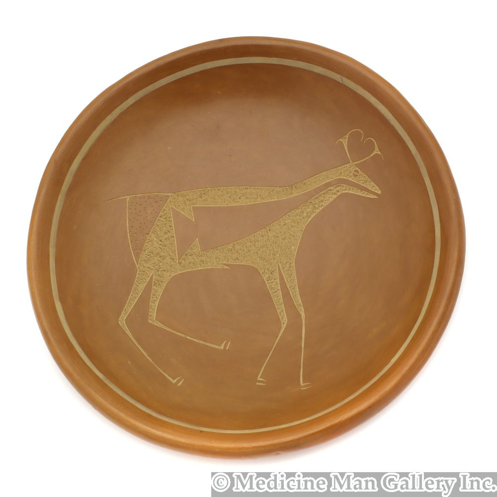 San Ildefonso Sienna Sgraffito Plate with Heartline Deer Design c. 1970s, 1.25" x 7"